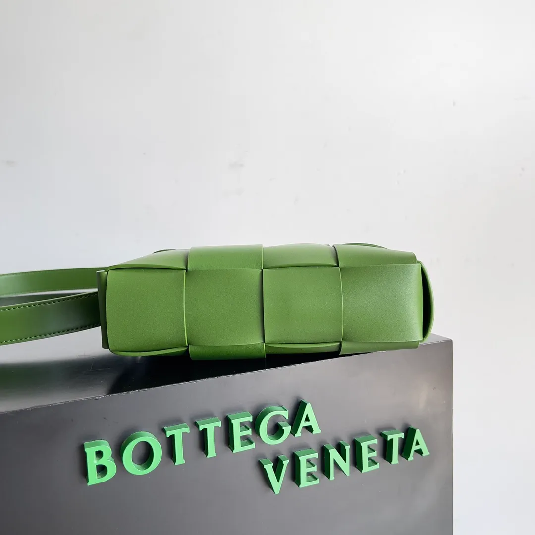 Batch 1960 BV men’s camera bag, BV men’s 2023 SS Pre Spring new camera 📷The zippered Cassette is a bit cool⭕️ Very suitable for babies who like to be low-key and unassuming, this bag is really boyfriend-friendly💪, it should be worn with a windbreaker or sweater in autumn and winter. Imported Italian calfskin, the quality is visible, and the capacity is completely OK. Style number: 730027 Size: 20*15*5